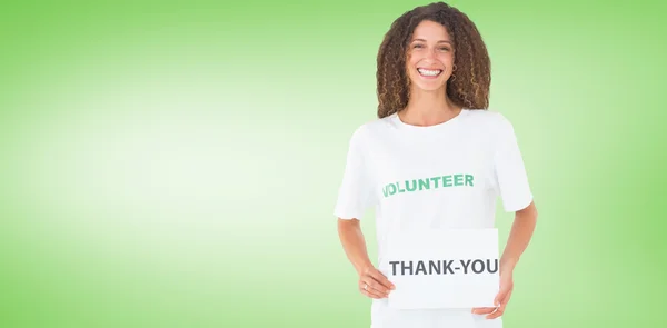 Voluntário sorridente mostrando um cartaz de agradecimento — Fotografia de Stock