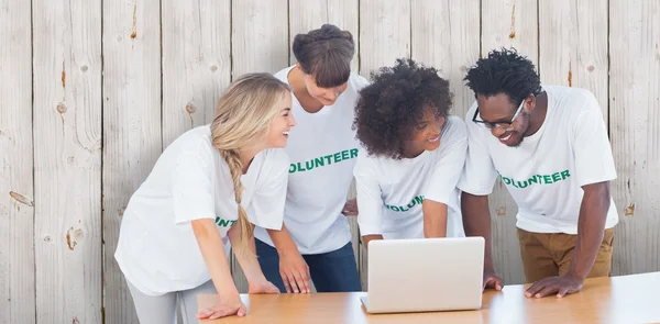 Voluntarios sonrientes trabajando juntos —  Fotos de Stock