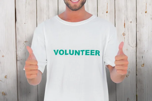 Człowiek sobie tshirt wolontariuszy — Zdjęcie stockowe