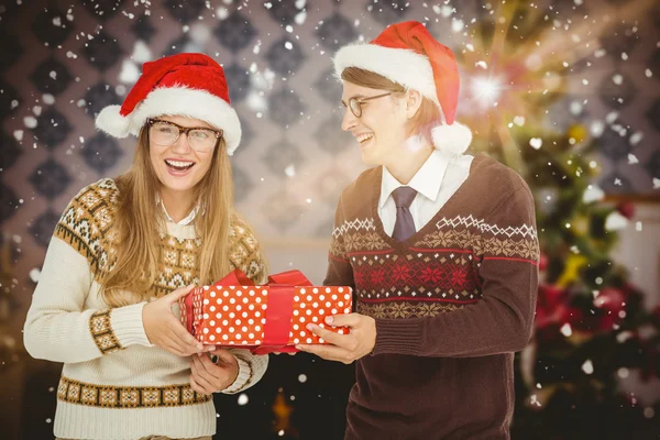 Hipster couple holding present — Stock Photo, Image