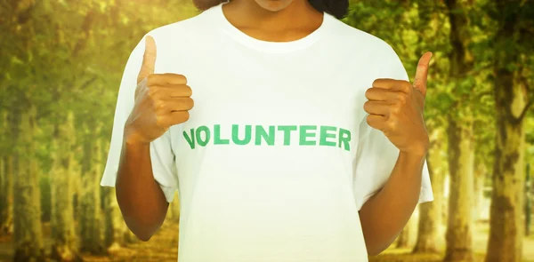 Kobieta sobie wolontariuszy tshirt — Zdjęcie stockowe