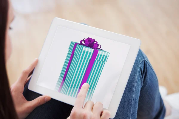 Teen using a tablet pc — Stock Photo, Image