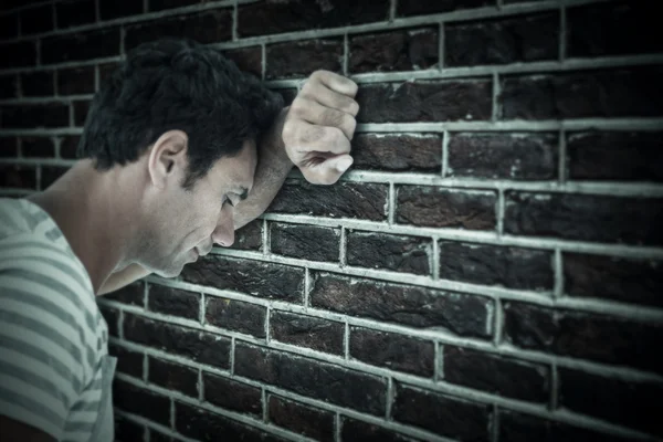 Hombre molesto apoyándose en el fondo blanco —  Fotos de Stock