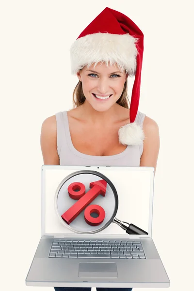 Kvinna med jul hatt visar anteckningsboken — Stockfoto