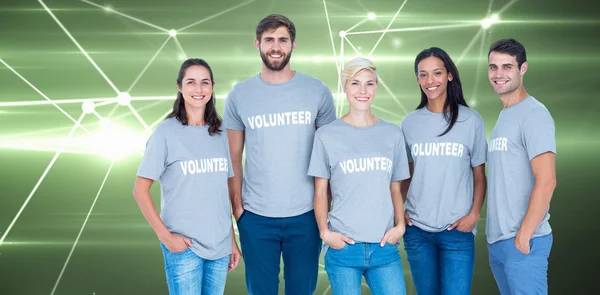 Vrijwilligers vrienden glimlachen naar de camera — Stockfoto