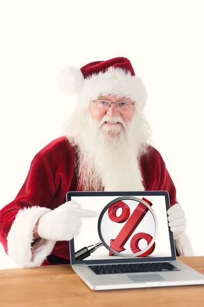 Santa mostrando tela do laptop — Fotografia de Stock