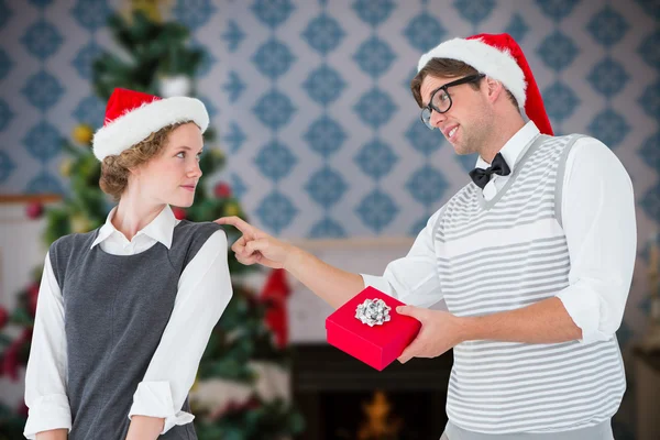 Nördiga hipster erbjuder närvarande för att hans flickvän — Stockfoto