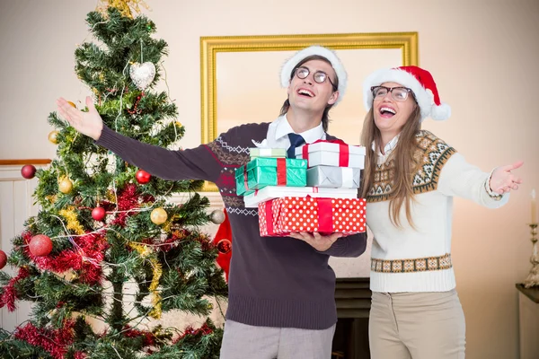 Homem e mulher vestindo chapéus de Santa — Fotografia de Stock