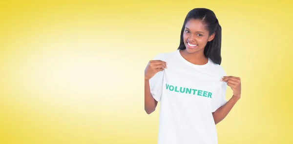 Frau trägt freiwilliges T-Shirt — Stockfoto