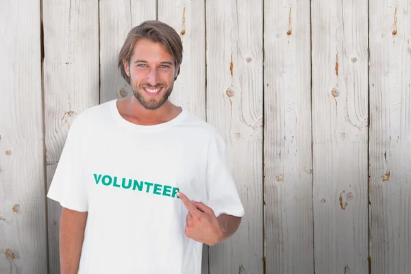ボランティア t シャツを指す男 — ストック写真