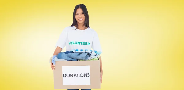 Glad kvinna redovisade donation box — Stockfoto