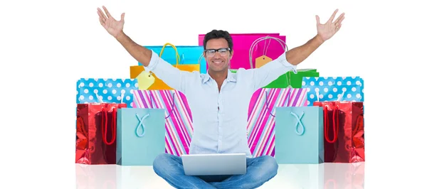 Succesvolle man met laptop zitting — Stockfoto