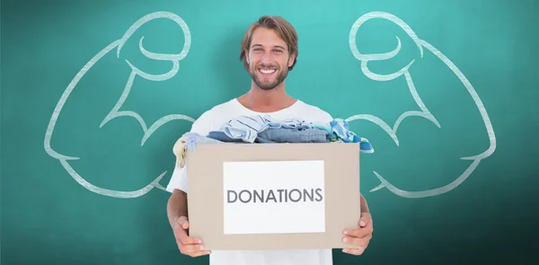 Homem feliz carregando caixa de doação — Fotografia de Stock