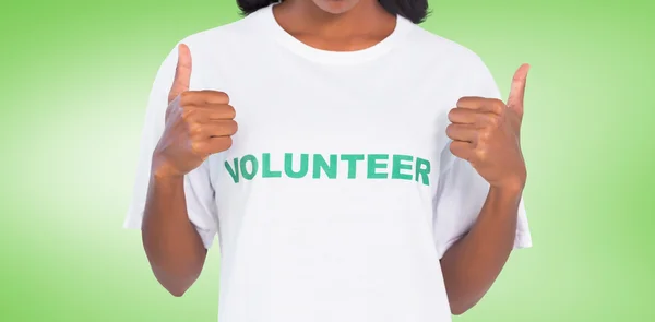 Женщина в футболке волонтера — стоковое фото