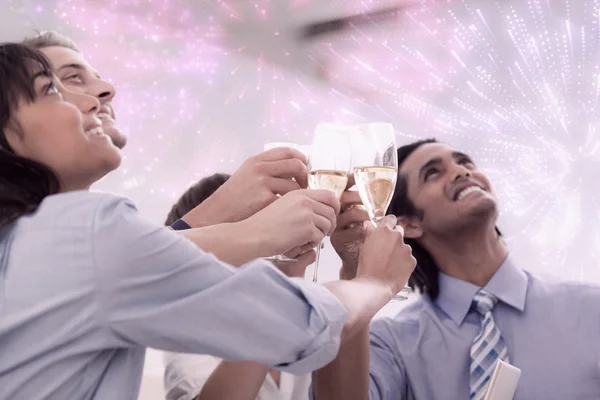 Alegre equipo de negocios tostadas — Foto de Stock