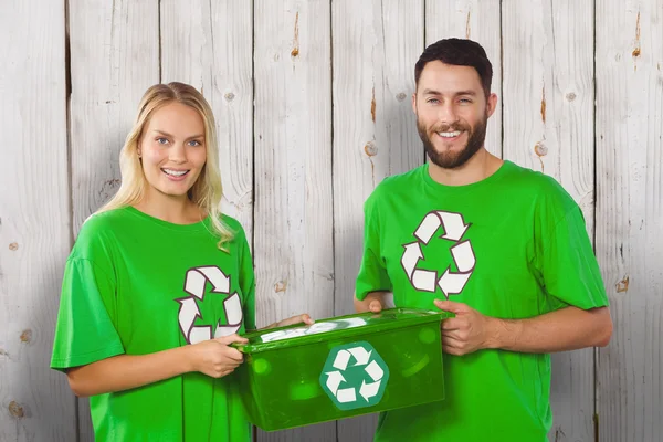 Lachende vrijwilligers uitvoering recycling — Stockfoto