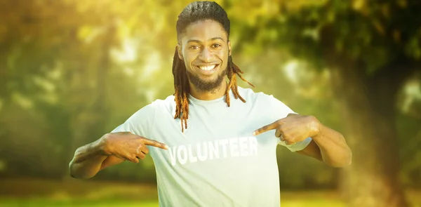 Feliz voluntario en el parque —  Fotos de Stock