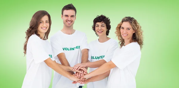 Grupo de voluntários sorrindo empilhando as mãos — Fotografia de Stock