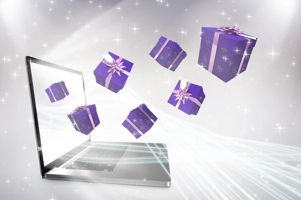 Fioletowy prezenty z laptopa — Zdjęcie stockowe