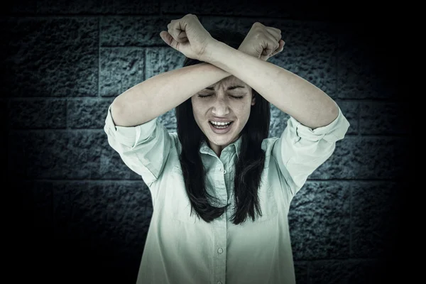 Плачущая женщина с бедами — стоковое фото