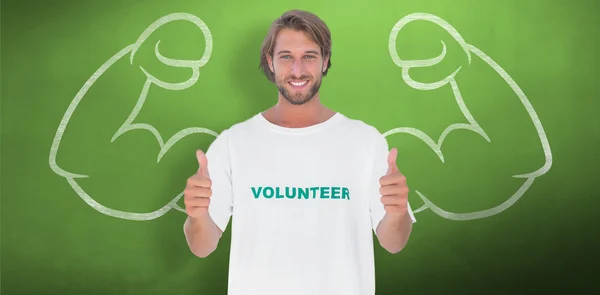 Счастливый человек в футболке волонтера — стоковое фото