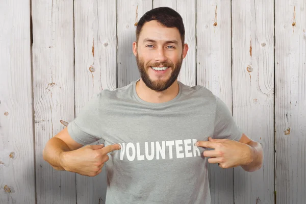 Man pokazano tekst wolontariuszy na Tshirt — Zdjęcie stockowe