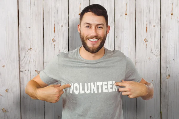 Homem mostrando texto voluntário na tshirt — Fotografia de Stock