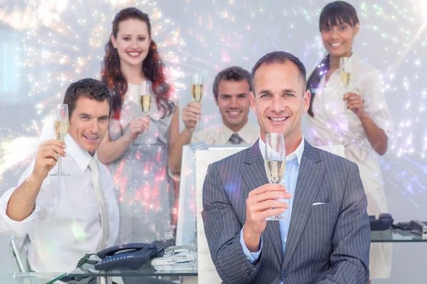 Zakelijke collega's roosteren met Champagne — Stockfoto