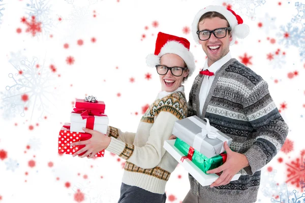 Homme et femme portant des chapeaux de Père Noël — Photo