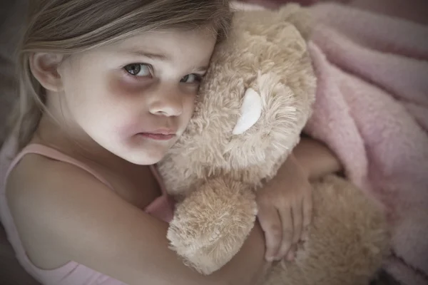 Gros plan portrait d'une fille avec jouet en peluche — Photo