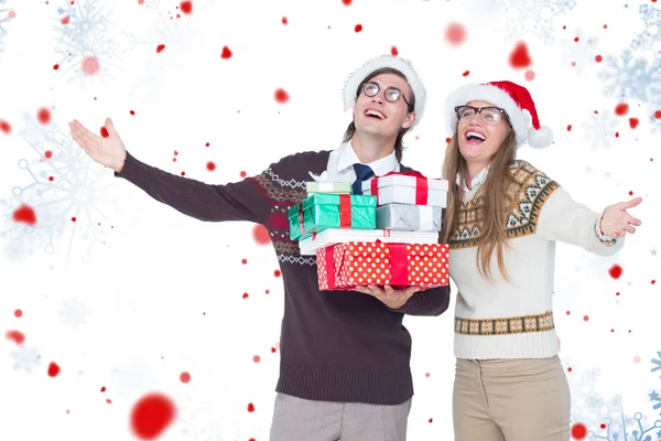 Muž a žena nosí Santa klobouky — Stock fotografie