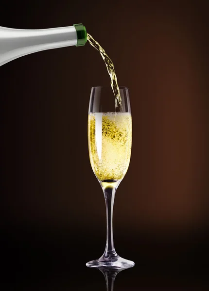 Sammansatt bild av champagne hälla — Stockfoto