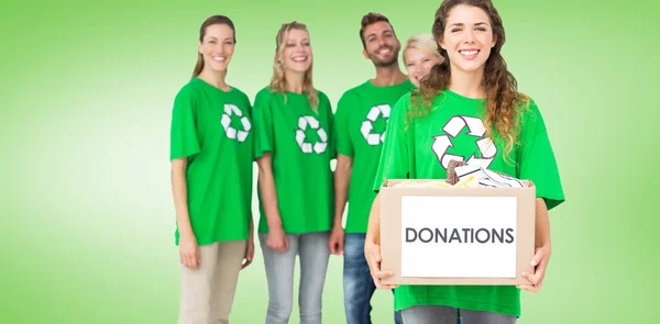 Menschen in recycelten Symbol-T-Shirts — Stockfoto