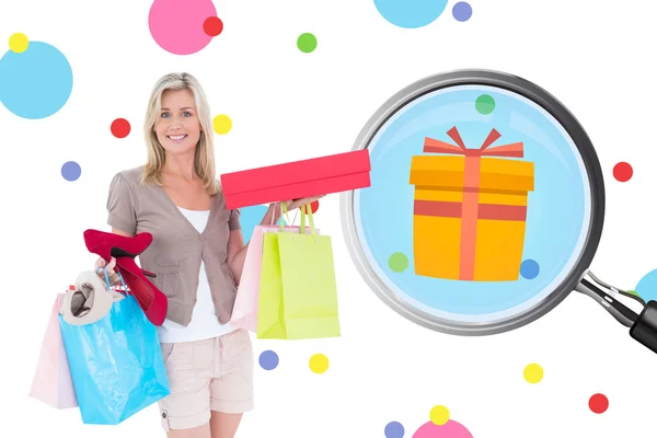 Blonde met shopping tassen en geschenken — Stockfoto