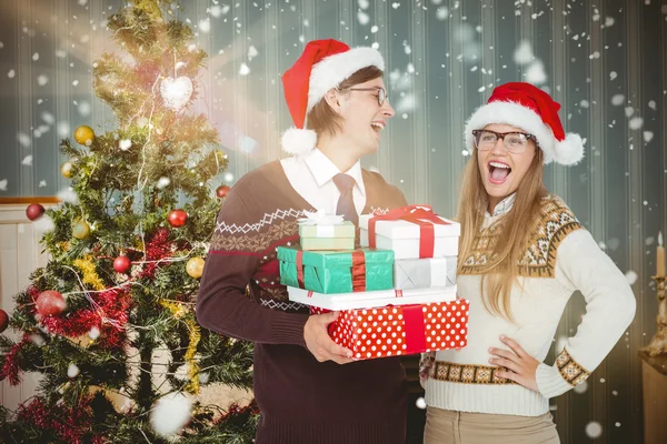 Geeky hipster pareja celebración de regalos —  Fotos de Stock