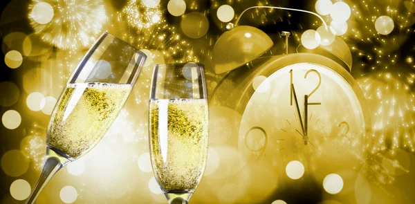 Immagine composita di bicchieri di champagne clinking — Foto Stock