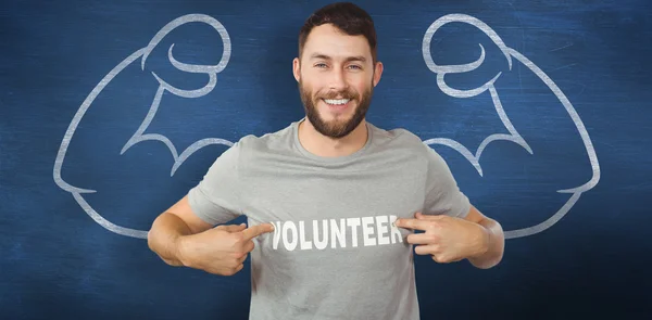 Hombre mostrando texto voluntario en la camiseta —  Fotos de Stock