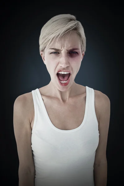 Θυμωμένος ξανθιά γυναίκα, ουρλιάζοντας — Φωτογραφία Αρχείου