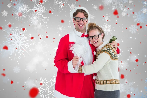 Hipster στο santa κοστούμι αγκαλιάζει φίλη — Φωτογραφία Αρχείου