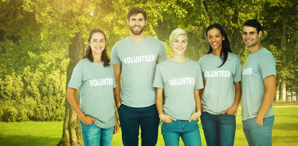Vrijwilligers vrienden glimlachen naar de camera — Stockfoto