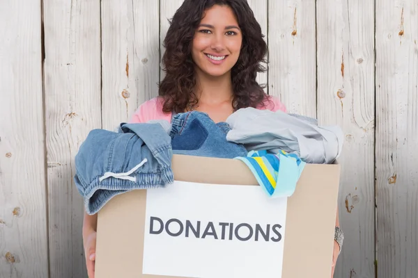 Voluntario sosteniendo caja de donación de ropa — Foto de Stock