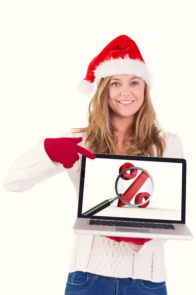 Festlig blondin pekar till laptop — Stockfoto