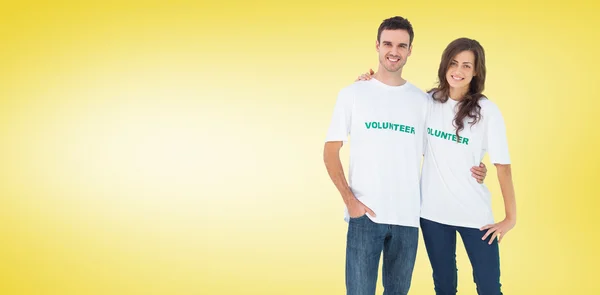 Dos personas alegres vistiendo camiseta voluntaria —  Fotos de Stock