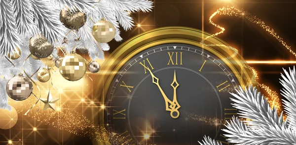 Julgran dekorerad med gyllene ornament — Stockfoto