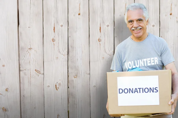 Feliz voluntario senior holding caja de donaciones — Foto de Stock