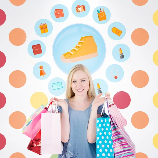 Rubia celebración bolsas de compras —  Fotos de Stock