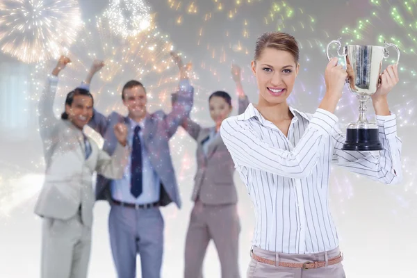 Frau hält einen Becher mit Menschen in der Hand — Stockfoto