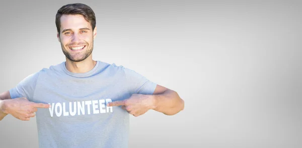 Imagen compuesta de voluntario feliz en el parque —  Fotos de Stock