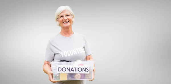 Lycklig mormor håller donation box — Stockfoto