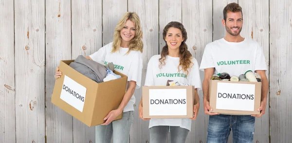 Tres jóvenes sonrientes — Foto de Stock